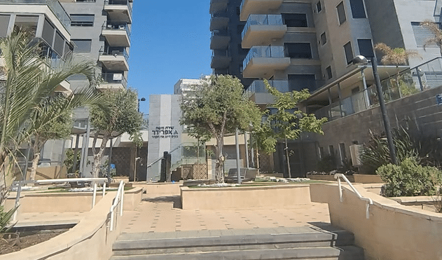 20 כניסה לבניין